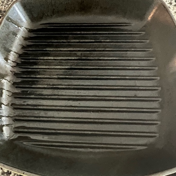 Le Creuset 10 inch cast iron square grill pan. - Picture 4 of 4